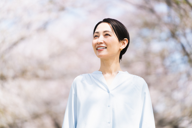 屋外で将来を見つめる参加者のイメージ